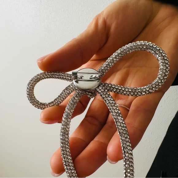 New Silver Radiance Bow Brooch - Picture 5 of 7